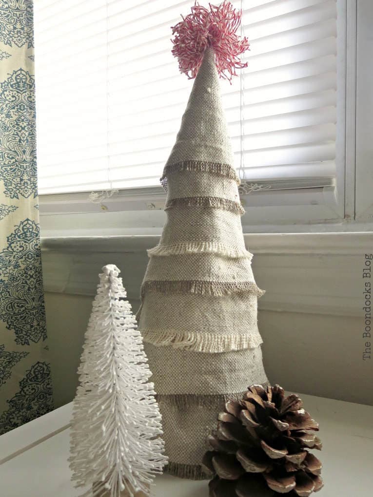 Decorating for Christmas doesn’t have to cost a lot. Use these fun and Easy Dollar Store Christmas Crafts and Decor ideas to add some holiday cheer to your house without breaking the bank!dollar store crafts - dollar store christmas crafts - dollar tree christmas crafts 