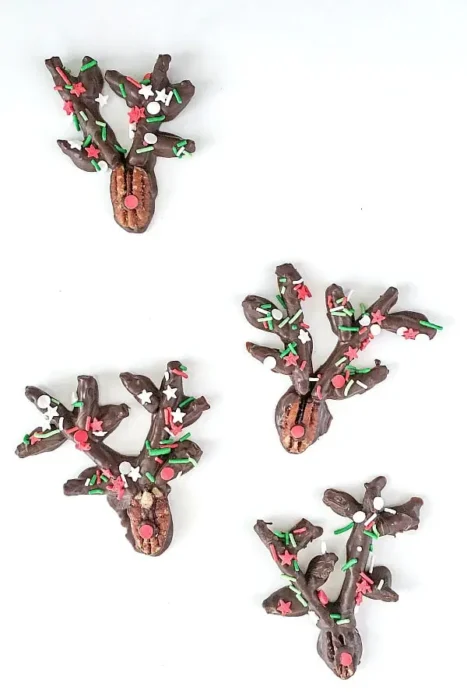 chocolate pretzel reindeer