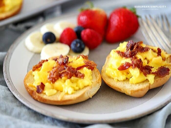 easy breakfast pizza bagels