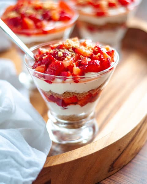 no bake strawberry cheesecake parfaits