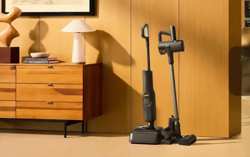Roborock F25 Combo vacuum, award-winning design in room.