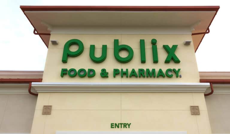 orlando, usa april 29, 2018: brand name and logo of publix supermarket chain on rooftop of store