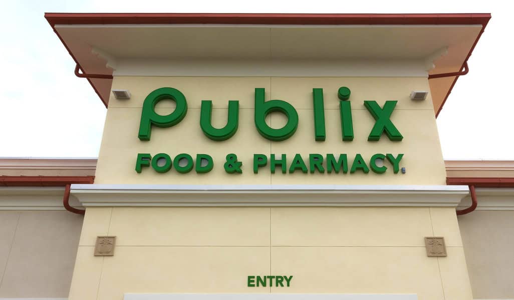 orlando, usa april 29, 2018: brand name and logo of publix supermarket chain on rooftop of store