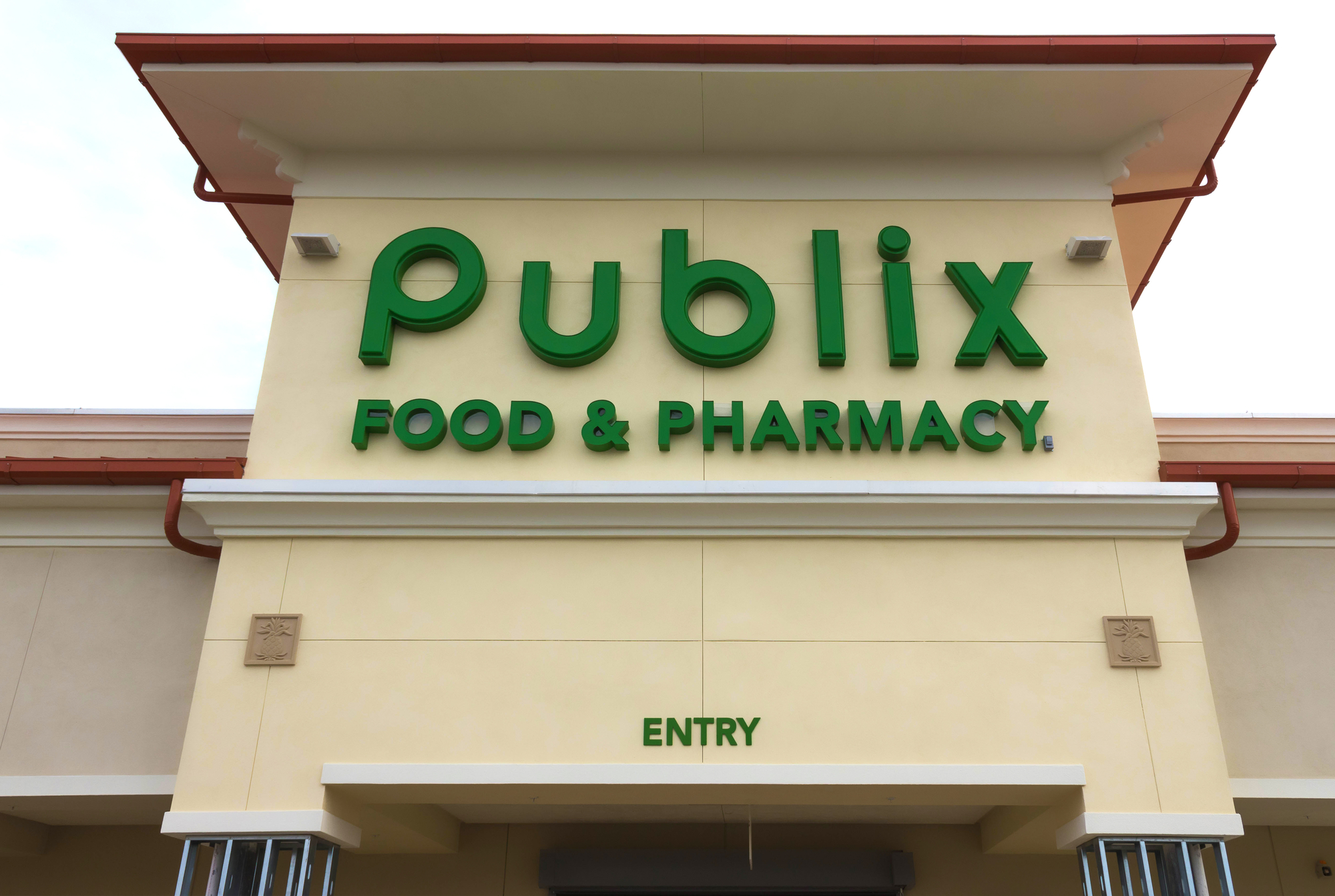 orlando, usa april 29, 2018: brand name and logo of publix supermarket chain on rooftop of store