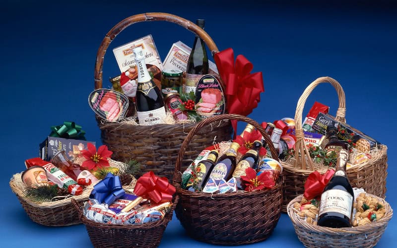 50 Unique Christmas Gift Basket Ideas | Creative gift baskets, Coffee gift  basket, Christmas gift baskets