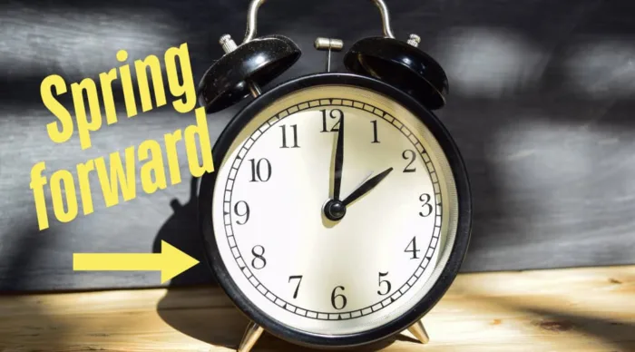 Analog clock with 'Spring forward' text, daylight savings.