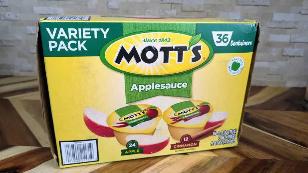 Mott's applesauce variety pack, apple and cinnamon flavors.