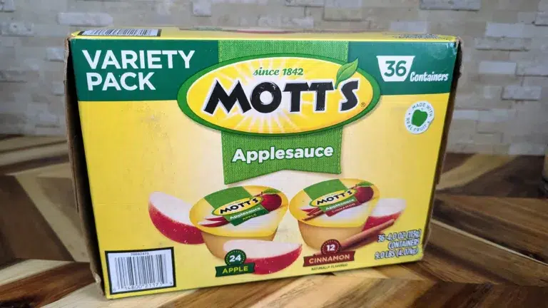 Mott's applesauce variety pack, apple and cinnamon flavors.