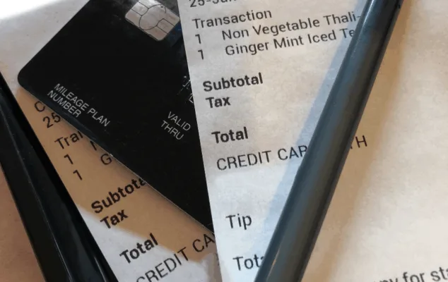 split the check,group dinner etiquette,how to split the bill,not splitting the bill,paying for your own meal,dining out tips,awkward group dinners,set boundaries at dinner,group meal money etiquette,how to say no to splitting the bill